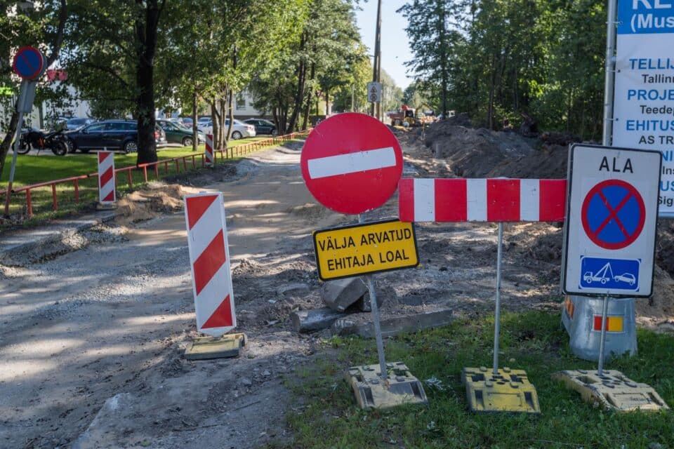 Teeremondi peatas liiga maapinna lähedale paigaldatud maakaabel. Pilt on illustreeriv.