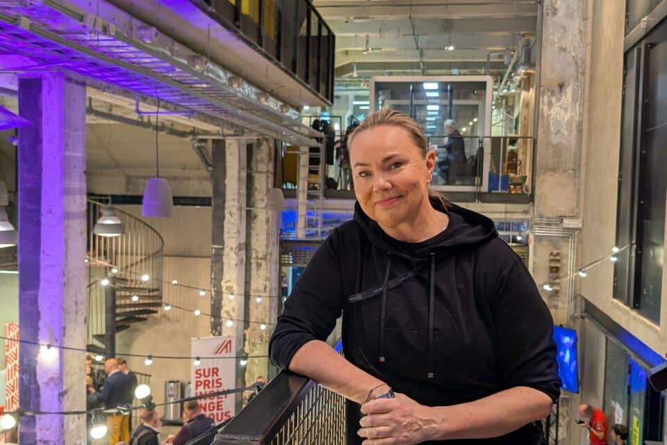 Soome idufirma Granarium technologies asutaja ja tegevjuht Paula Viinamäki hetk enne Latitude59 idufirmade võistluse finaalis lavale astumist. Soome Granarium Technologies oli ainus energeetika- ja elektrivaldkonna startup, mis finaali jõudis.