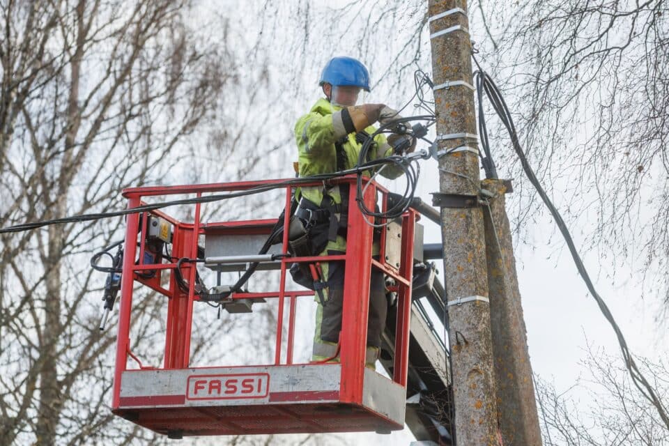 KH Energia - Konsulti remondibrigaadi elektrik parandamas elektriliini Harjumaal. Firma plaanib pärast jagunemist taas keskenduda 100% elektrivaldkonnale.