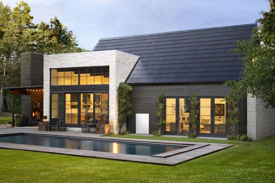 Tesla Solar Roof on otsides Tesla veebist endiselt leitav, aga Tesla ise sellest viimasel ajal eriti ei räägi ja suurelt ei reklaami. USA-s soovitatakse pigem kohalike katusepaigaldajate poole pöörduda.