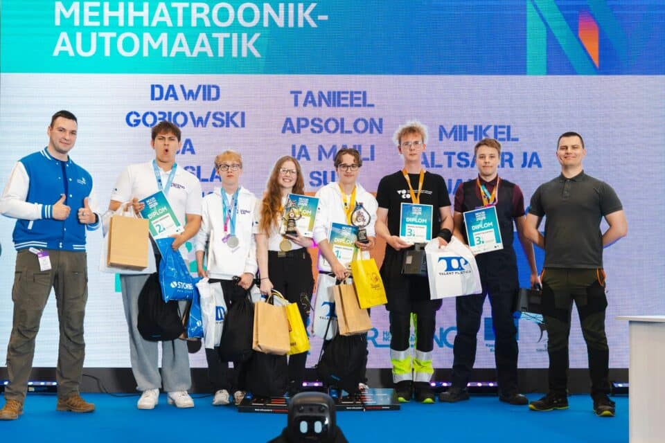 Parimad mehhatroonik-elektroonikud kutsemeistrivõistlustel, kus kaksikvõidu võttis Techno TLN: (vasakult) teise koha tiim Dawid Gołębiowski ja Jaroslav Krassikov, võidutiim Maili Suvi ja Tanieel Apsolon ning kolmandale kohale tuli VOCO meeskond Mihkel Alsaar ja Janno Taliväting.