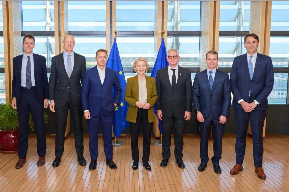 Euroopa tehnoloogiaettevõtete juhid kutsuvad Euroopat üles muutma tehnoloogilised ambitsioonid konkreetseteks tegudeks. Pildil: (vasakult) L-R: Arthur Mensch, Mistral; Roland Busch, Siemens; Guillaume Faury, Airbus; Euroopa Komisjoni president Ursula von der Leyen; Börje Ekholm, Ericsson; Justin Hotard, Nokia; Christophe Fouquet, ASML.