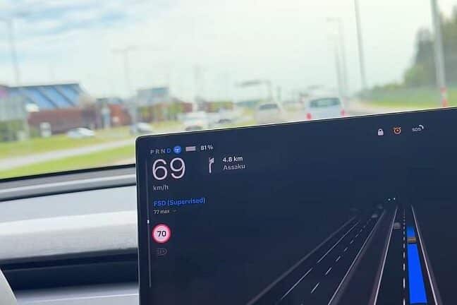 Tesla saab ise juhtides Tallinnas hakkama ilma 5G-ühenduste, ülitäpsete kaartide ja LIDARita. Navigeerimine käib pardakaamerate abil ja otsustab tehisaru. Juht aga peab valmis olema sekkumiseks.