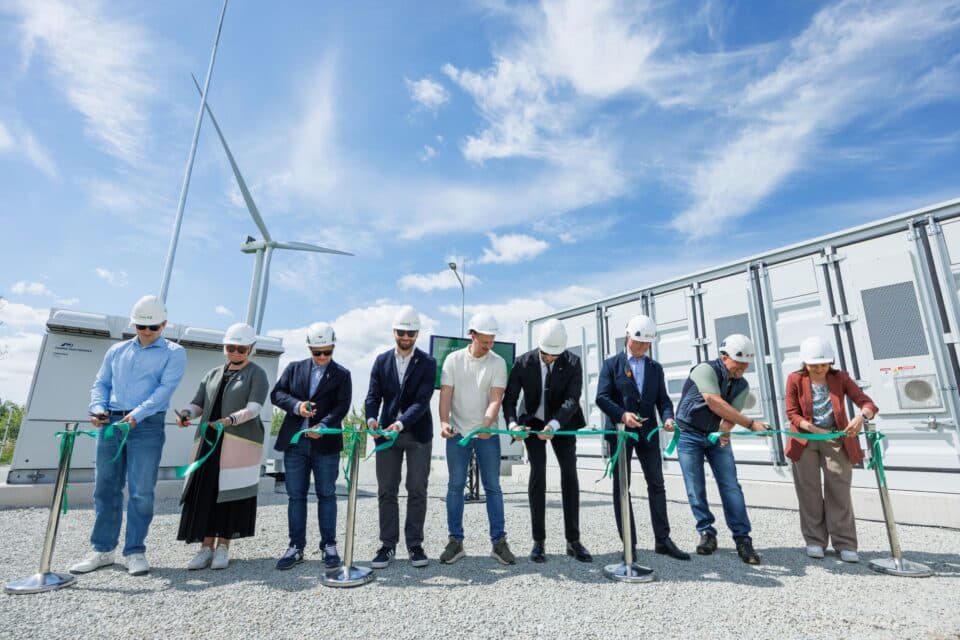 Lindilõikamisel: (vasakult) Enefiti projektijuht Maksim Juura, Lüganuse valla arengu- ja planeerimisteenistuse juht Anu Horn, Enefiti projektijuht Rainer Tammus, Enefiti juhatuse esimees Juhan Aguraiuja, Inser Infra esindaja Kaivo Jürgenson, Enefiti juhatuse liige Donatas Celešius, Eltech Solutions tegevjuht Peeter Merisaar, MS Engineering Group juhatuse liige Mati Saksladu, Keskkonnainvesteeringute Keskuse meetme koordinaator Kätlyn Kangur.