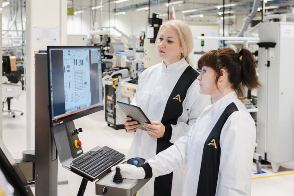 Mida tehakse neis suurtes tööstushoonetes? Eelmise nädala ahel päeval said huvilised sisse piiluda Eesti tehastesse, sealhulgas ka Tallinnas asuvasse Aurighteci elektroonikatootmisse.