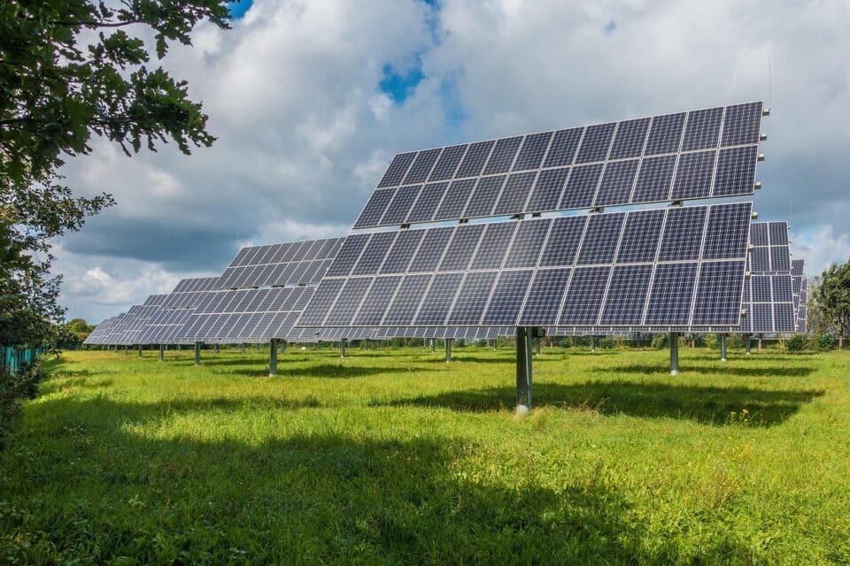 Balti elektriturul kattis taastuvenergia mais rekordilise 75 protsenti tarbimisest, hüdro- ja tuuleenergia langus hoidis hinnad kevadisest kõrgemal. Päikest aga jätkus ohtralt.