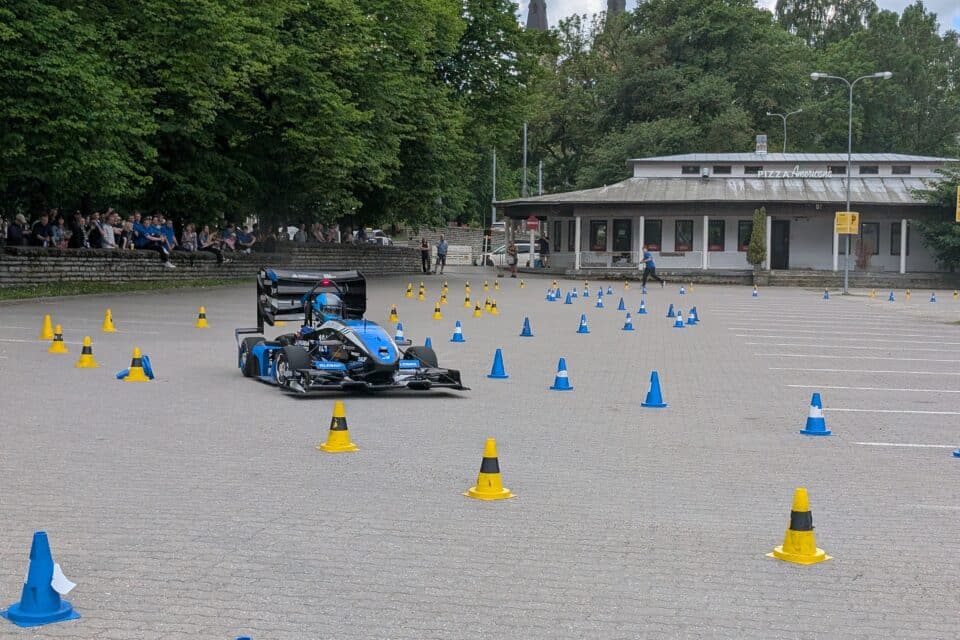 FS Team Tallinna elektrivormelit FEST26 esitleti esimest korda avalikkusele 7. juunil Tallinna Vabaduse väljakul, kus see tegi tolmu üles keerutades ringrajal mõned kiiremad tiirud.