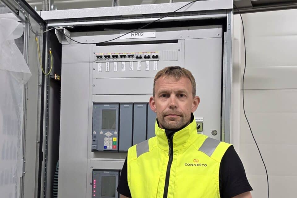 Connecto Infra projektijuht Ivar Kukk kõrgepinge alajaama juhtimisseadmetega. Praeguseid tehisarusid ta veel neid seadmeid juhtima ei laseks, aga lähemas tulevikus ilmselt see juba juhtub.