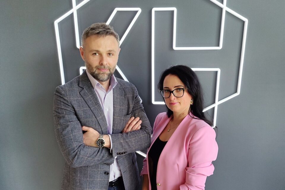 KH Energia - Konsult AS-i senine tegevjuht Dmitri Beljajev annab ameti üle Kristin Möldrele, kes on ettevõttes töötanud 21 aastat.