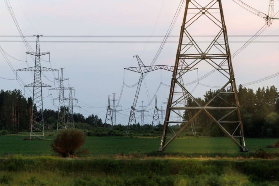 Elektriliinid Kiievi lähedal. Eesti eraldas täiendavalt 125 000 eurot Ukraina energiataristu taastamiseks.