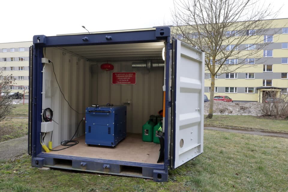 Elektrigeneraator ühe Tartu korteriühistu õuel. See peab tagama elutähtsate süsteemide toimimise, kuid mitte korterite elektrivarustuse.