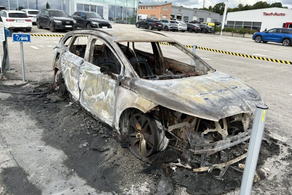Elektriautod ei sütti tihedamini kui sisepõlemismootoriga autod, kuid nende kustutamine on keerulisem. Eelmisel nädalal põles Tartus Audi esinduse parklas elektriline Škoda.