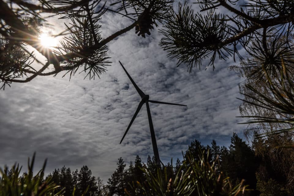 Vähene tuule- ja hüdroenergia toodang Baltimaades tõstis juunis Eesti elektrihinda.