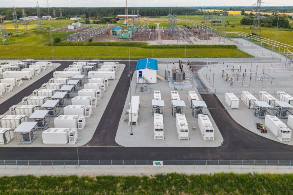 Esiplaanil Eveconi akupark Hertz 2, tagaplaanil Aruküla alajaam. Elektrivõrguga on akupark ühendatud paremal paistva kõrgepinge-otseühendusega. Vajadusel on akud valmis reageerima millisekunditega võrgu toetuseks.