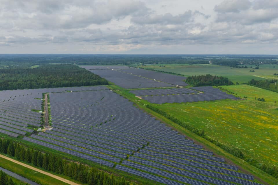 Pihlaka päikesepark Anija vallas (pildil) on üks Eesti suurimatest. Päikeseenergia toodangu kasvu Eestis toetasid sel aastal nii soodsam ilm kui ka uued tootmisvõimsused.