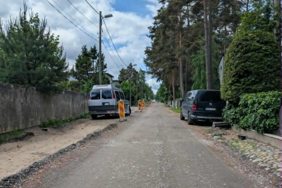 Tänava all jooksund vaid poole meetri sügavusel asunud elektrikaablid peatasid kevadel tee-ehituse. Pildid Börnhöhe tee seiskunud uuendamine juunis.
