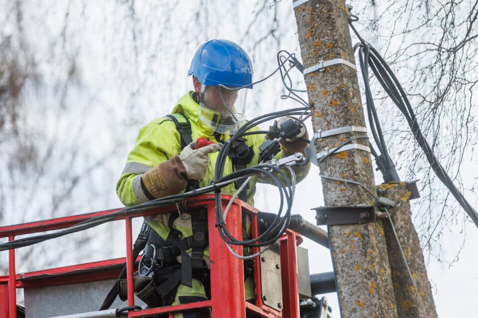 KH Energia - Konsulti remondibrigaad parandamas elektriliini Harjumaal.