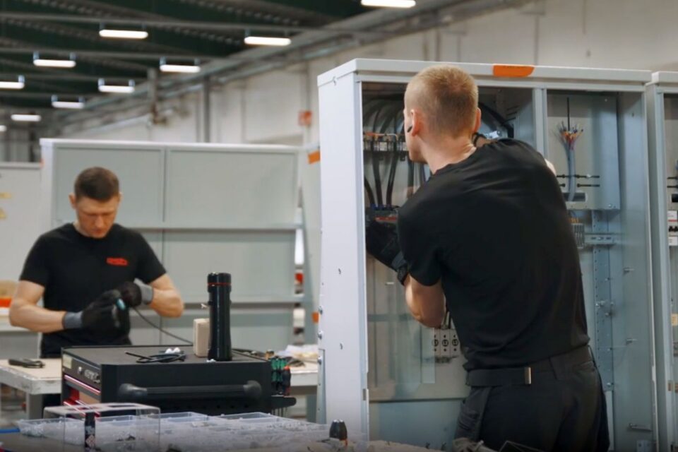 Elektrikaupade hulgimüüja ESB-MVS OÜ müügitulu langes 2025. aastal 8,63 miljoni euroni, ent ettevõte püsis kasumis.