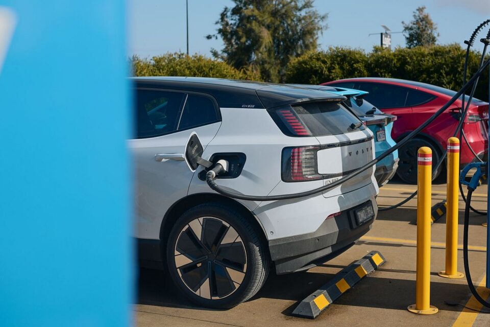 Elektriauto laadimine muutub muretumaks. Lisaks äppidele tulevad aina rohkematesse kohtadesse kaardimakseterminalid ja automaatne tuvastus: pistad auto laadima ja see tuntakse kohe ära.
