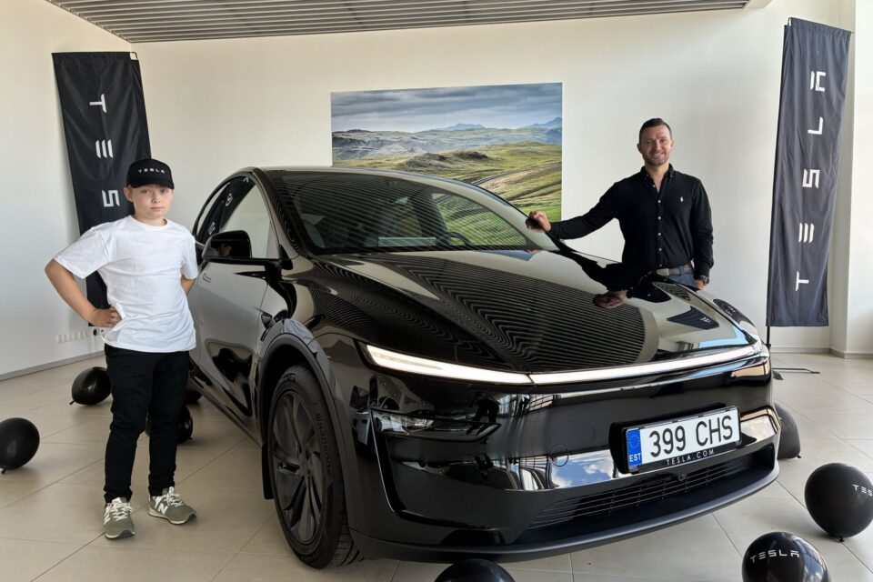 Erlend Moland Olsen sai esimese kliendina Eestis kätte oma Tesla Model Y Premiumi.