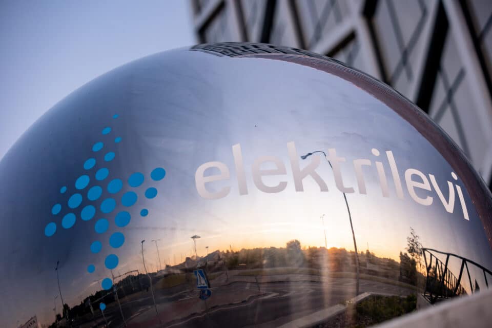 Elektrilevi kavatseb järgmise kümnendi jooksul investeerida jaotusvõrku ligi 1,9 miljardit eurot, et vähendada elektrikatkestusi ja tagada valmisolek tarbimise kasvuks.