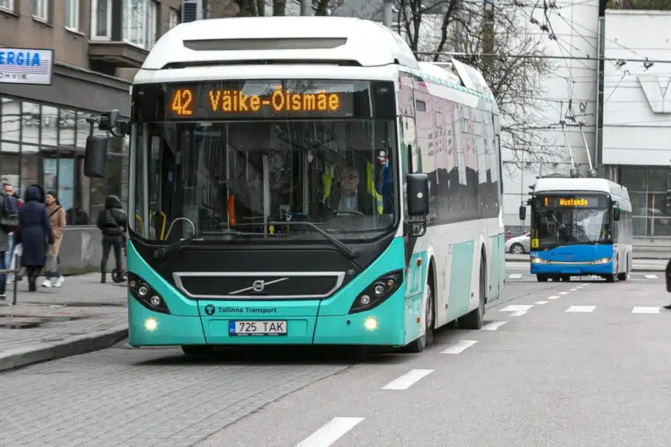 Bussi esiossa paigaldatud sensorid koguvad sõidu ajal andmeid liiklusmärkide seisukorra kohta ning töötlevad neid tehisintellektiga juba sõidukis.