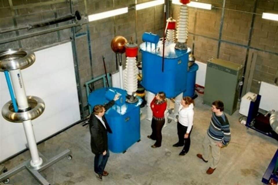 Proovitrafode 300 kV kaskaad tänapäeva laboris TTÜ energeetikamajas.