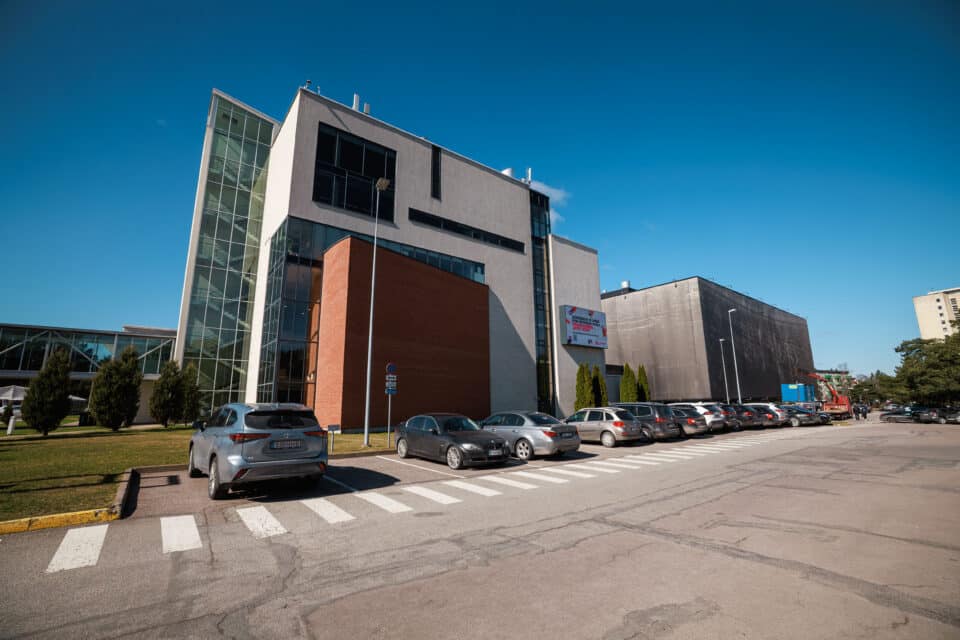 Tallinna Tehnikaülikooli energeetikamaja. Kõrgepingelabor asub tellistest punaka seina taga.