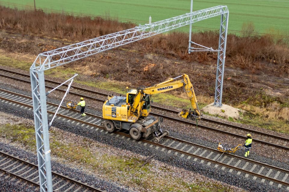 Tallinn - Tartu elektriraudtee ehitus. Osa Eesti CO₂ ühikute müügitulust suunati raudteede elektrifitseerimisse ja uute elektrirongide soetamisse.