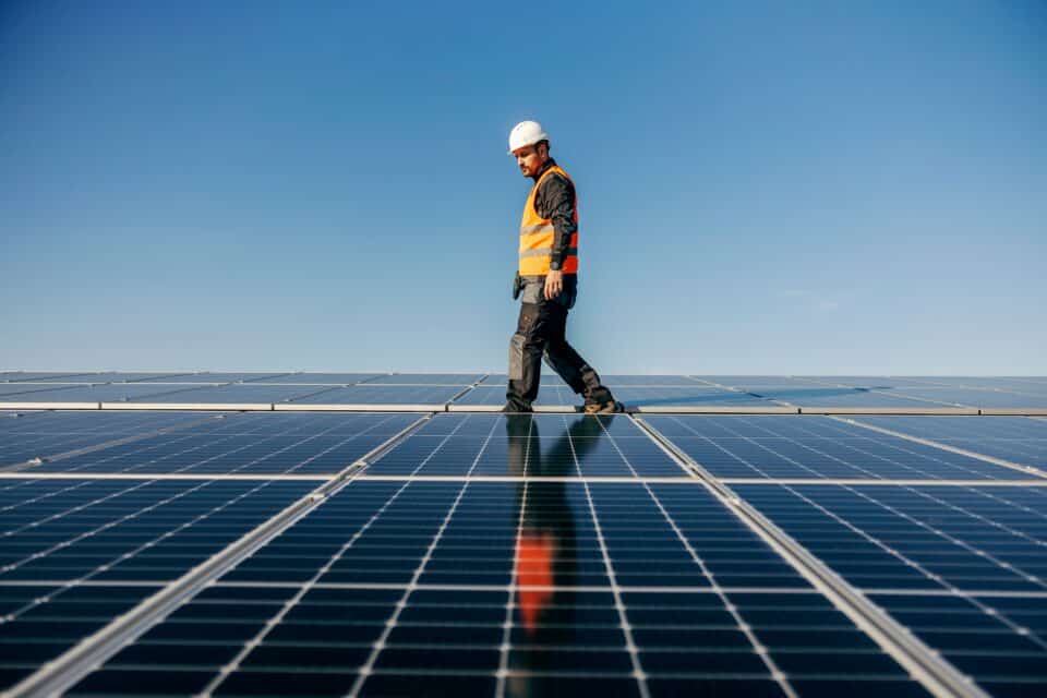 Tugev päikeseenergia tootmine ja madal tarbimine tekitasid südasuvel süsteemis ületootmist.