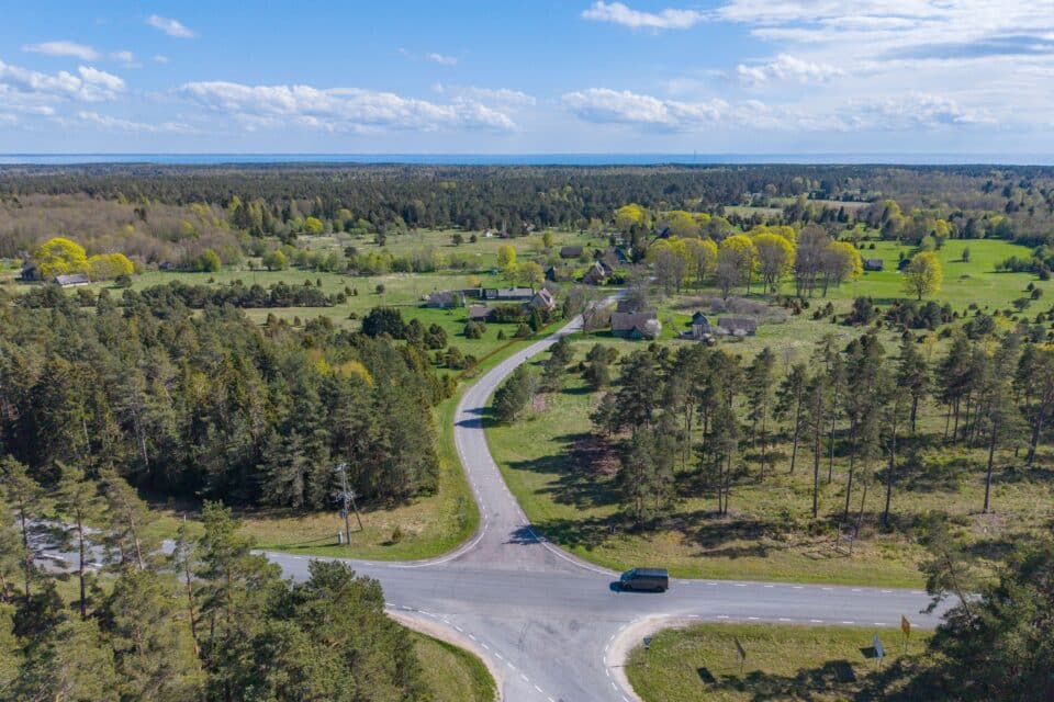 Hiiumaa elektritaristu viiakse 35 kV pingetasemelt võimsamale 110 kV tasemele, et tagada saare varustuskindlus ja arenguvõime.