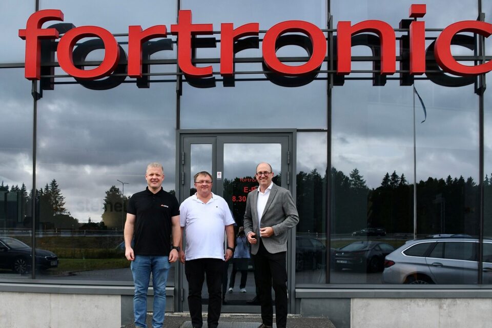 Fortronicu peakontor asub Tartu külje all Tõrvandis. Pildil Peep Troon Fortronicust, Steineli piirkonna müügijuht Markus Hitz ja Steinel Groupi tegevjuht Martin Frechen.