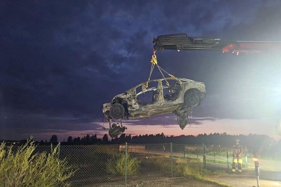 Raadil süttinud elektriauto hävis pea täielikult.
