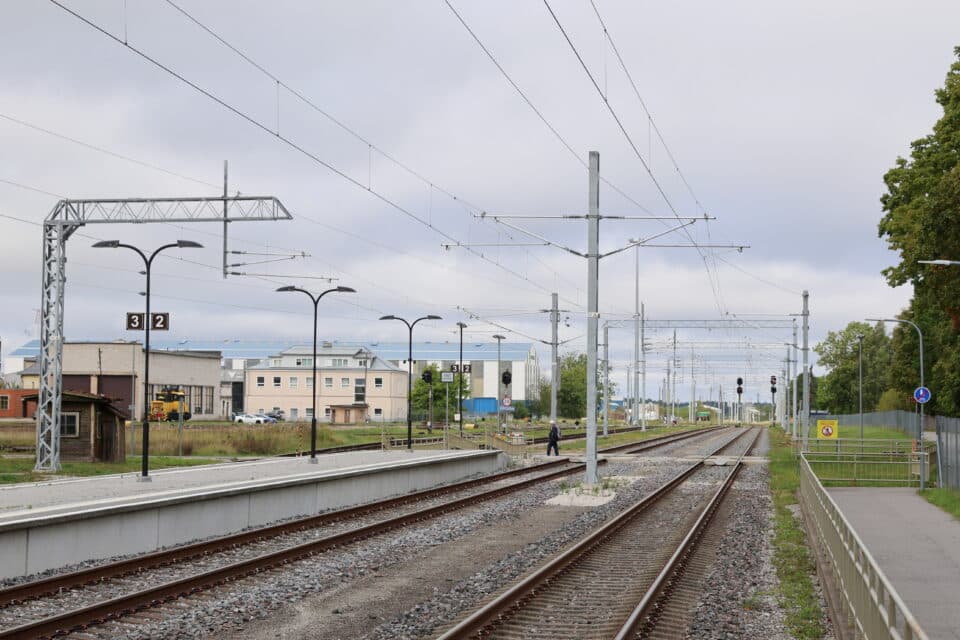 GRK Eesti AS elektrifitseerib ida suunal raudteed. Kohtla-Nõmme ja Püssi jaamade vahel lõigati öösel kaableid ehitatavast kontaktvõrgust. Pilt on illustreeriv.