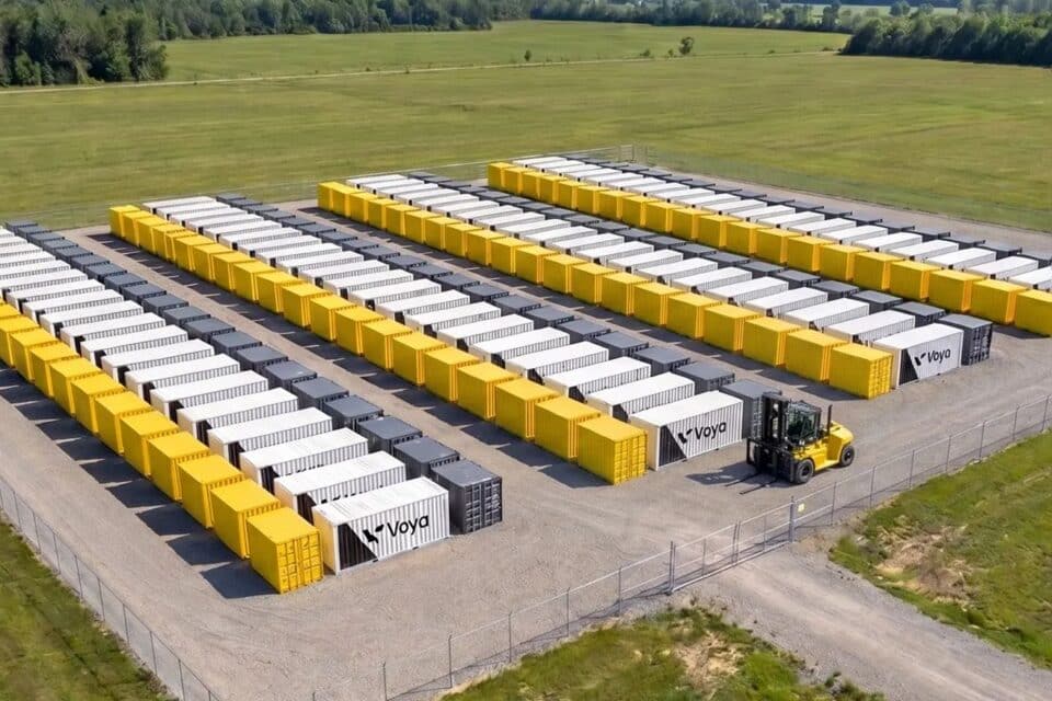 Selline näeb välja alumiiniumielektrijaam. Süsteem mahub merekonteinerisse ja on kavandatud tootma kuni kaks megavatti elektrit konteineri kohta. Väikestes kollastes konteinerites on alumiiniumigraanulid "toiteks".