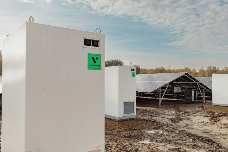 Ventus Energy päikese- ja akupark Kuldigas. Praegu pole mingit plaani energiatootmist lõpetada või müüa, kuid lõpliku sõna ütleb laenuandjate koosolek.