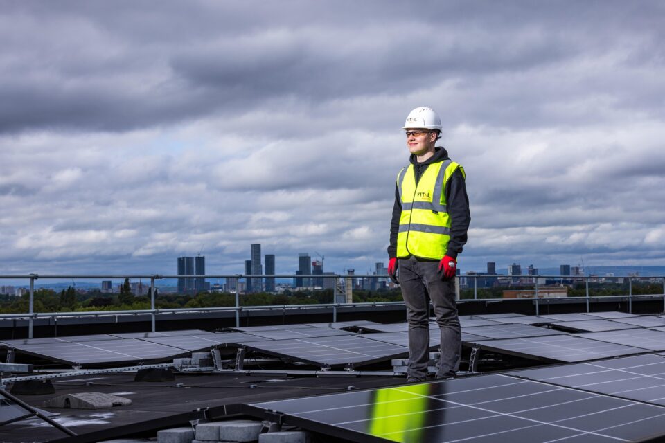 Päikesepaneelid katusel aitavad hoone energiabiolanssi tasakaalustada, kuid mitte üksi: nutikas hoones on see vaid osa süsteemist.