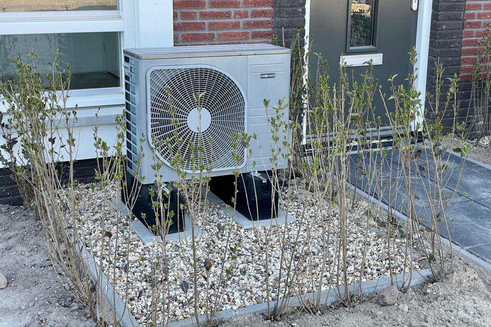 Elektri kaalumisteguri langus vähendab soojuspumbaga köetava uue väikeelamu puhul nõuete täitmiseks vajalikku päikesepaneelide võimsust.