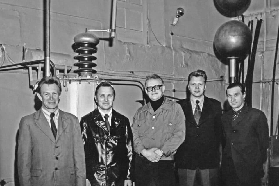 Kõrgepingetehnika uurimisgrupp 1970ndatel. Vasakult A. Annus, O. Tapupere, T. Metusala, R. Oidram, O. Grossman.