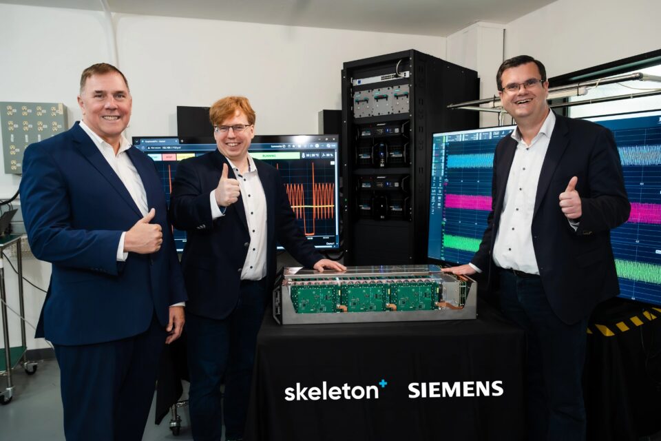 Barry Powell (president ja regionaalne Siemens Electrical Productsi juht,
Taavi Madiberk (Skeleton Technologiesi tegevjuht) ja 
Markus Grabmeier (Siemens AG elektritoodete tegevjuht).