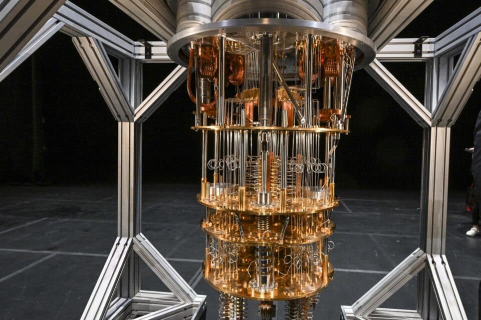 Kvantarvuti võimsustarve koos jahutusega on 7–25 kW, superarvutil aga megavattides. Pildil on IBM Quantum System One.