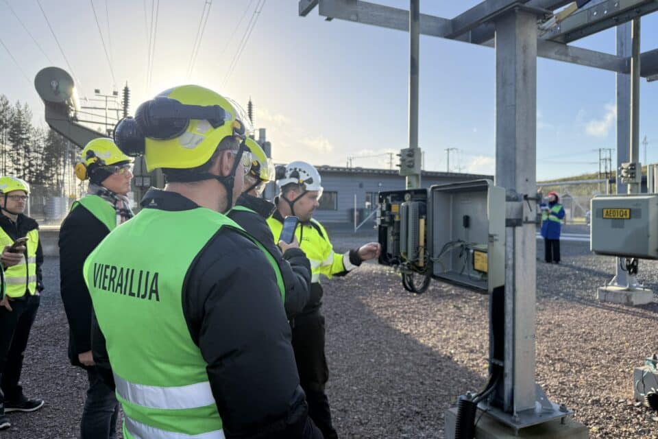 Eesti elektriala esindajad tutvusid Tampere täiskasvanute koolituskeskuses alajaamade ja ülekandeliinide harjutusväljakuga.