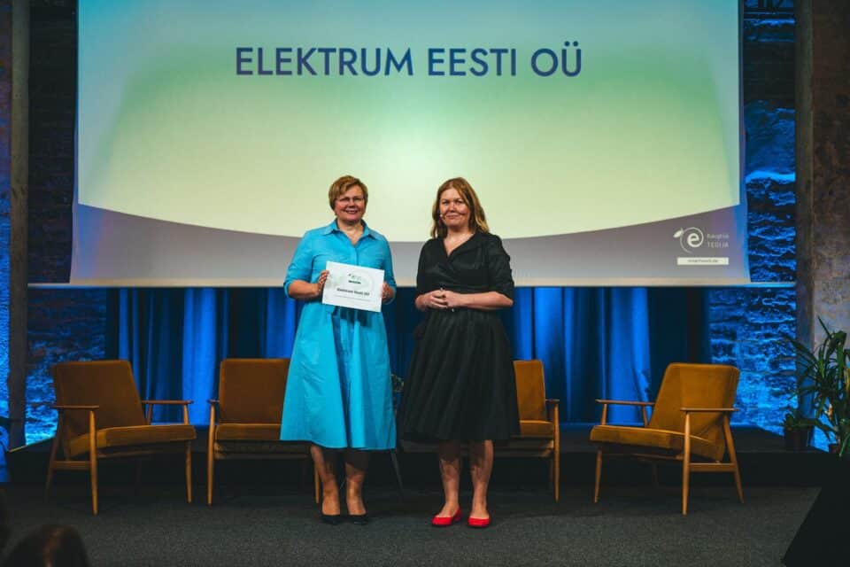 Konkursi “Kaugtöö tegija 2026” märgise sai tänavu 13 organisatsiooni, nende seas elektrivaldkonnast Elektrum Eesti. Auhinna võttis vastu Elektrum Eesti juhatuse esinaine Agnes Makk (vasakul), selle andis üle Targa Töö Ühingu juhatuse liige Ave Laas (paremal).