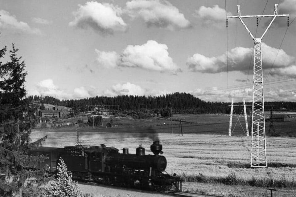 Hikiä-Vanaja kõrgepingeliin Soomes pea sada aastat tagasi. Niilo Saarivirta väljatöötatud mastitüüpi ja kogu 110-kilovoldist elektriliini hakati kutsuma Raudseks Leediks.