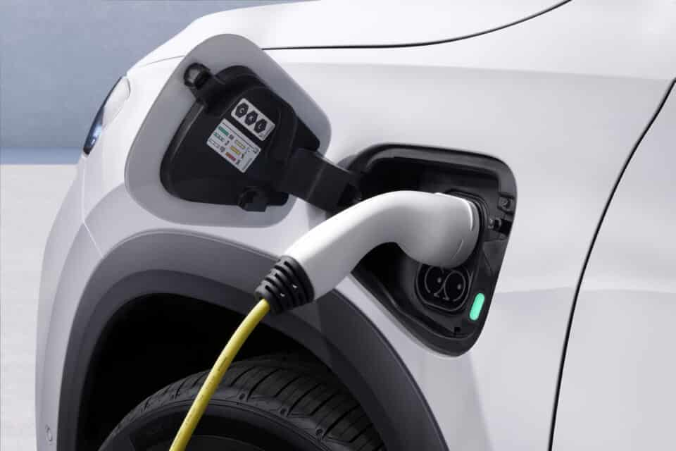 Pistikhübriidid sõidavad tegelikult ainult elektrijõul vaid veerandi teekonnast, näitab T&E arvutus.