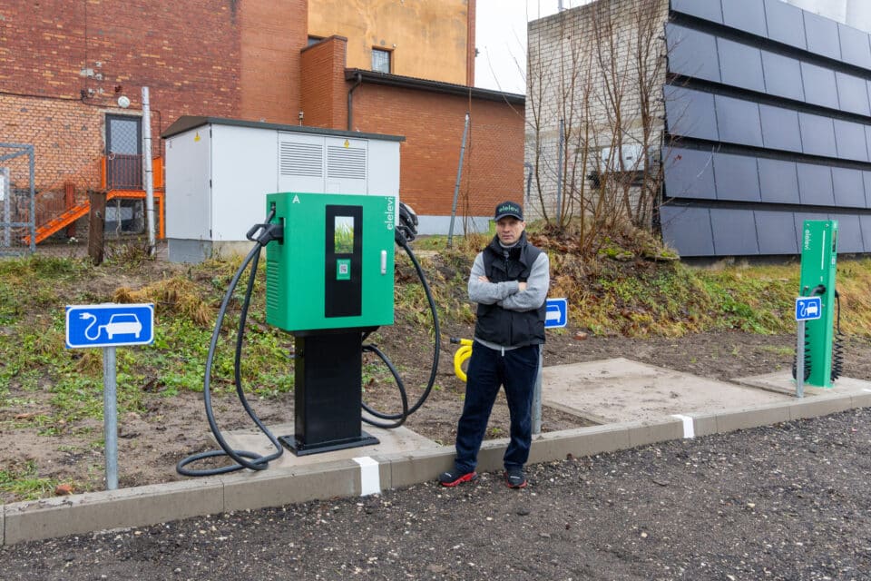 Enera juhatuse liige Mark Orav sõsarettevõtte Elelevi laadimisjaama juures. Viljandi ettevõtte Enera müügitulu kahanes 2025. aastal päikeseparkide ehitustööde lõppemisega.