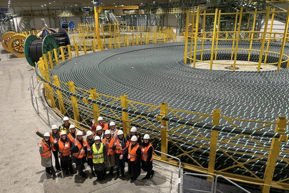Sähkönaiset ehk Elektrinaised Prysmiani kaablitootmisega tutvumas. Taamal asuvat jäika kaablit pannakse laevadelt merepõhja.