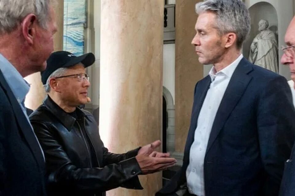 Wallenberg Investmentsi juhatuse esimees Marcus Wallenberg, Nvidia asutaja ja tegevjuht Jensen Huang, Ericssoni president ja tegevjuht Per Narvinger ning Ericssoni nõukogu esimees Jan Carlson Sferical One’i avamisel Stockholmis 15. oktoobril. Pilti on tehisaruga töödeldud.