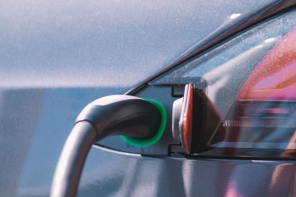 2027. aastast peavad kõik uued laadijad Euroopa Liidus olema valmis elektrit autoakust tagasi andma.